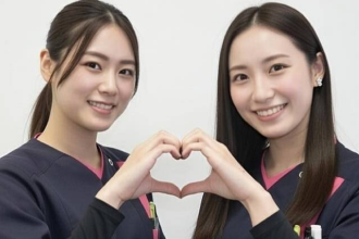 看護スタッフが患者さんと向き合っている様子